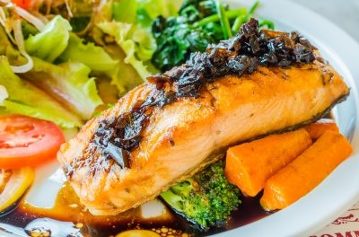 Jedz ryby przynajmniej dwa razy w tygodniu. Ryby to źródło wartościowego białka oraz jodu, który wspomaga naszą odporność i jest niezbędny w procesach myślowych.
