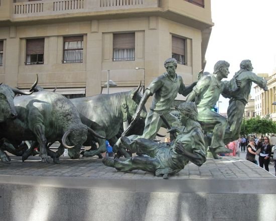 The Monument to the Running of the Bulls is an elegant cast bronze sculpture that stands in Avenida Roncesvalles and looks towards the emblematic Bull Ring of Pamplona.