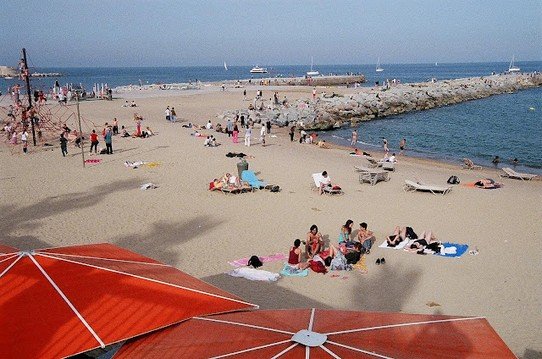 Those looking for "sun and fun" should head for a lively, sandy beach called La Barceloneta. There are many restaurants and nightclubs along the boardwalk. Be sure, you won't get bored.